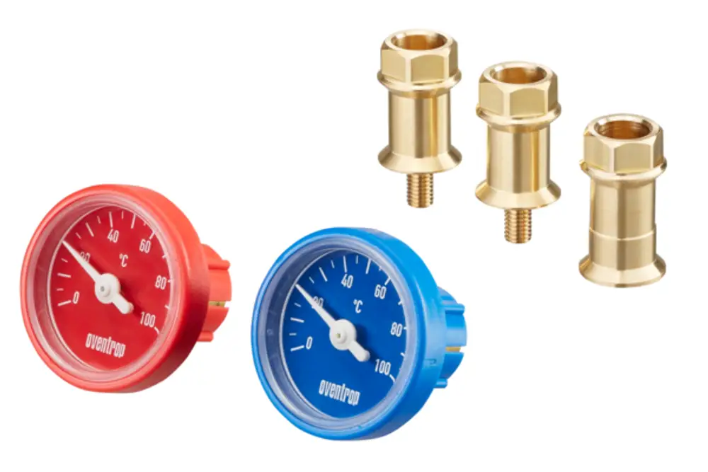 Zwei Oventrop Thermometer in rot und blau, jeweils mit einer Skala von 0 bis 100 °C, neben drei Zubehörteilen aus Messing.